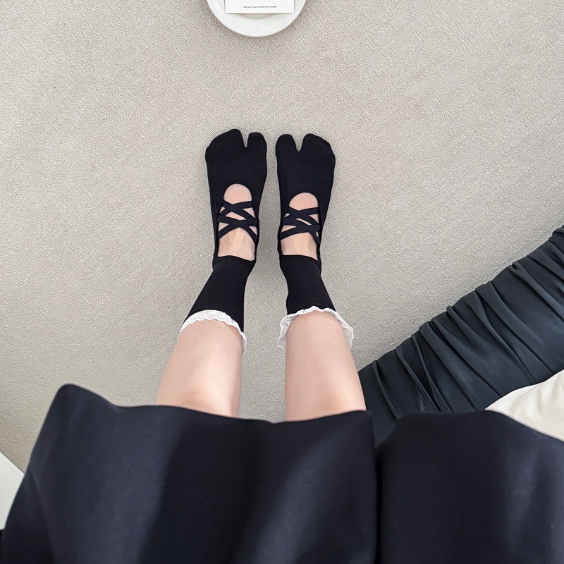 Lace Trim Split Toe Yoga Socks - Embellish Knit 评论和价格